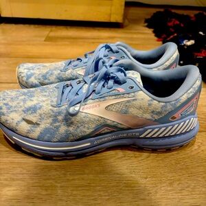 Women’s brooks size 9.5 running shoe. Never worn